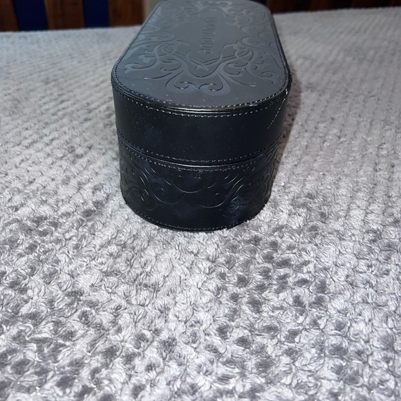 YOUNIQUE Presenters Black Makeup Case Box Latch Faux Leather 12” Oval Embossed - Picture 5 of 9